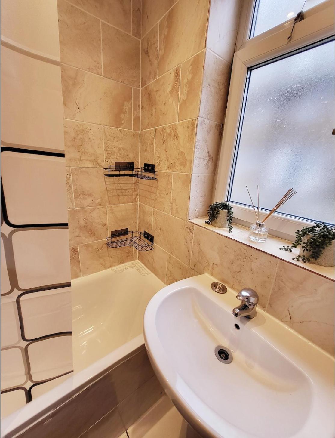 Huge And Affordable 3 Bedroom Flat In Hammersmith For 7 People With Welcome Breakfast London Eksteriør bilde